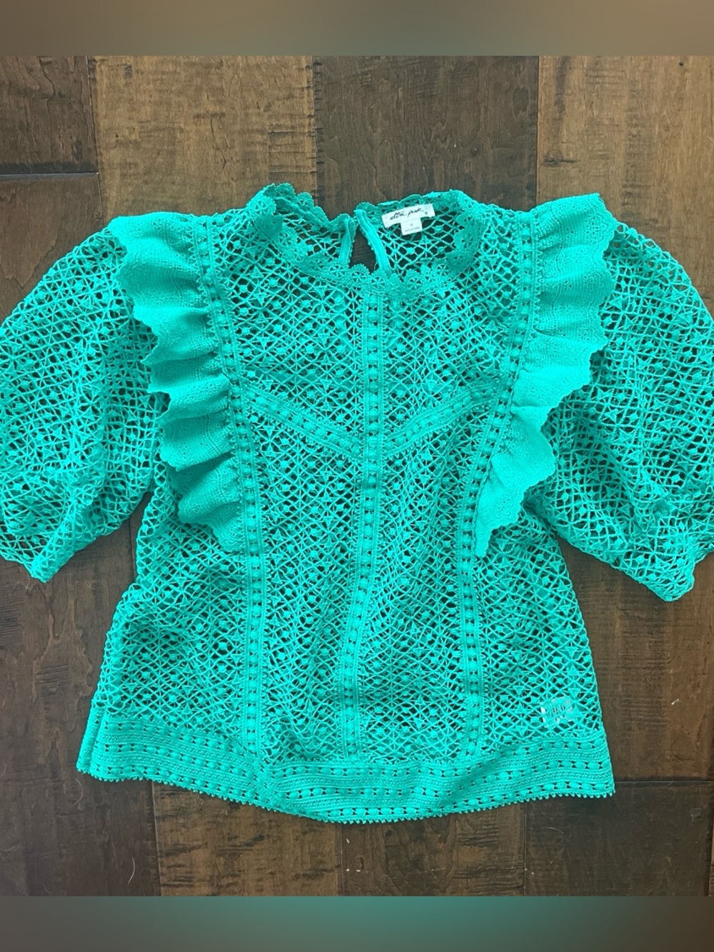 Ultra Pink emerald green crochet lace blouse with ruffled lace Sz Medium